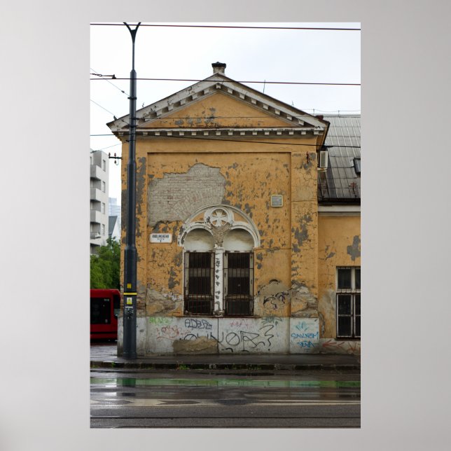 Póster Vista De Un Edificio Antiguo Desatendido (Frente)