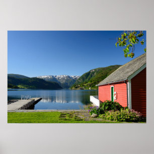 Póster Vista del fiordo noruego y casa de barcos