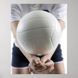 Póster Vista intermedia de una joven sirviendo a un