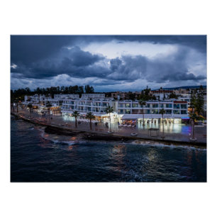 Póster Vista nocturna de los drones frente al mar de Paph