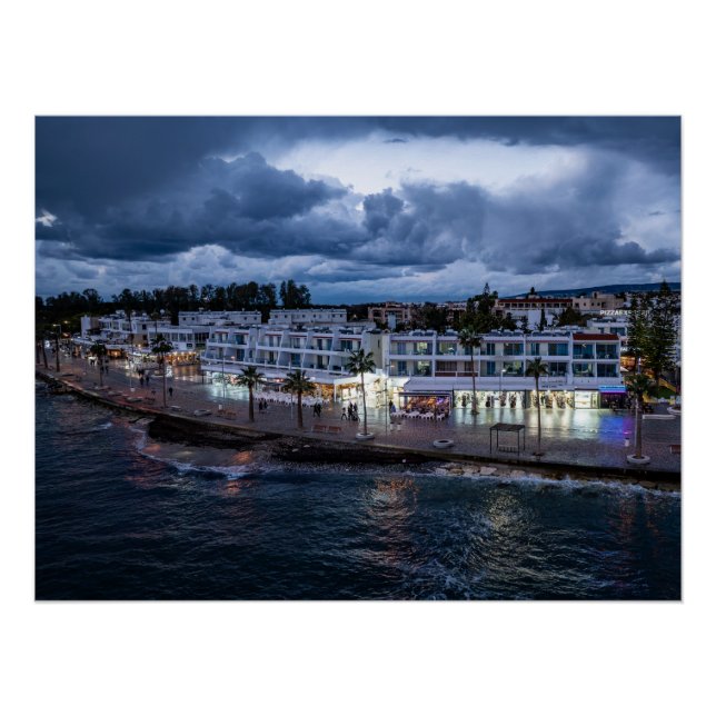 Póster Vista nocturna de los drones frente al mar de Paph (Anverso)