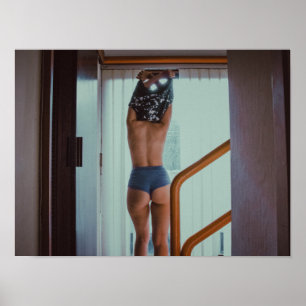 Póster Vista trasera estética desvistiéndose