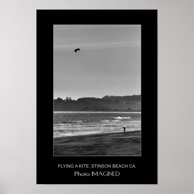 PÓSTER VOLANDO UNA KITE, STINSON BEACH CA, ESTADOS UNIDOS (Frente)