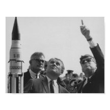 Von Braun y JFK mirando hacia el cielo