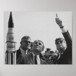 Póster Von Braun y JFK mirando hacia el cielo