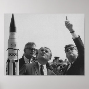 Póster Von Braun y JFK que miran hacia el cielo