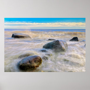 Póster Waves crashing on shoreline rocks