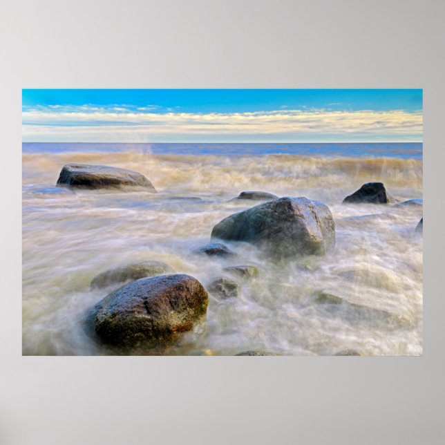 Póster Waves crashing on shoreline rocks (Frente)