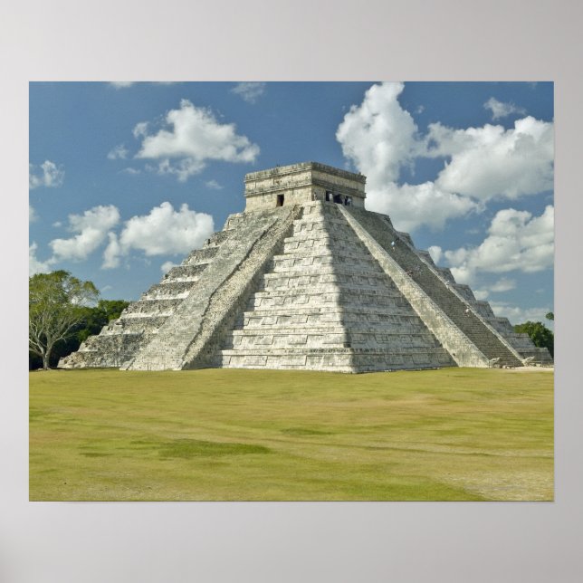 Póster White puffy clouds over the Mayan Pyramid (Frente)