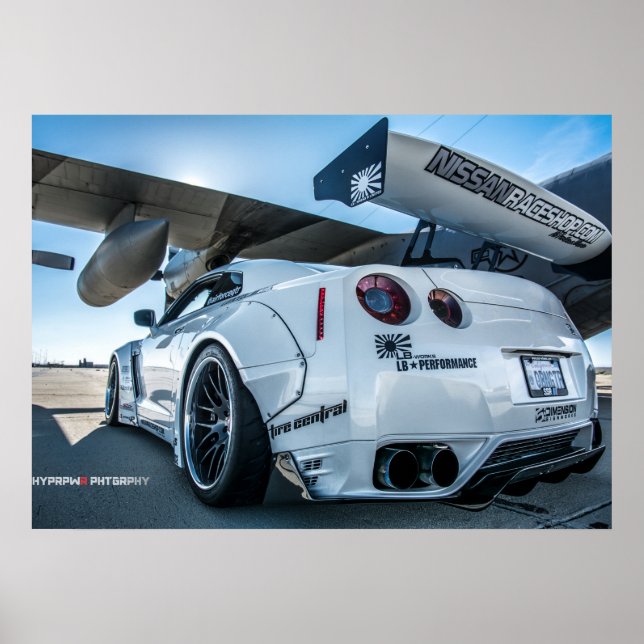 Póster Widebody Nissan GT-R Libertywalk R35 con avión (Frente)