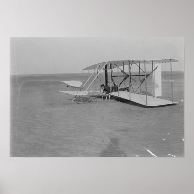 Póster Wilbur Wright en un avión dañado después (Frente)