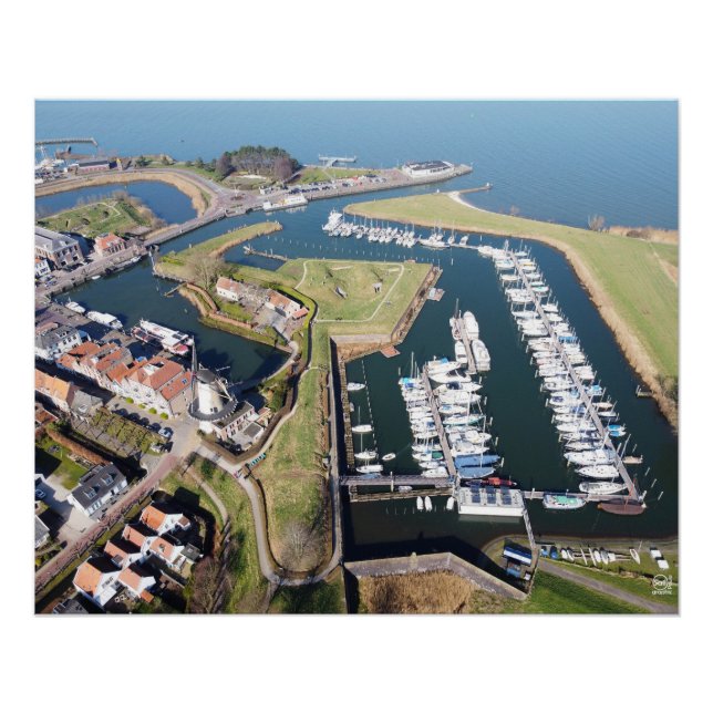 Póster Willemstad in Nederland met moderne haven. (Anverso)