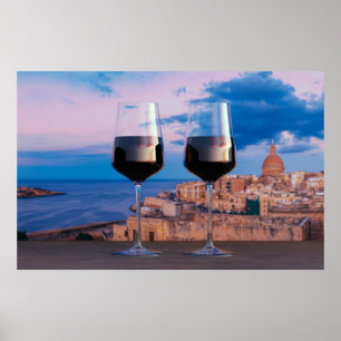 Póster Wine glasses with view of sunset over Valletta