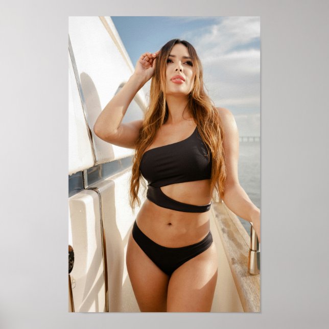 Póster Woman Enjoying A Sunny Day On A Yacht (Frente)