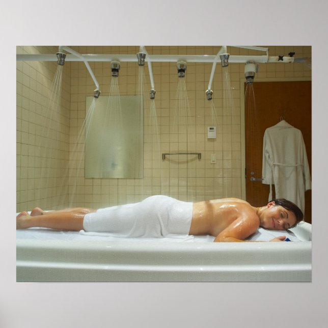 Póster Woman enjoying hydrotherapy in vichy shower (Frente)