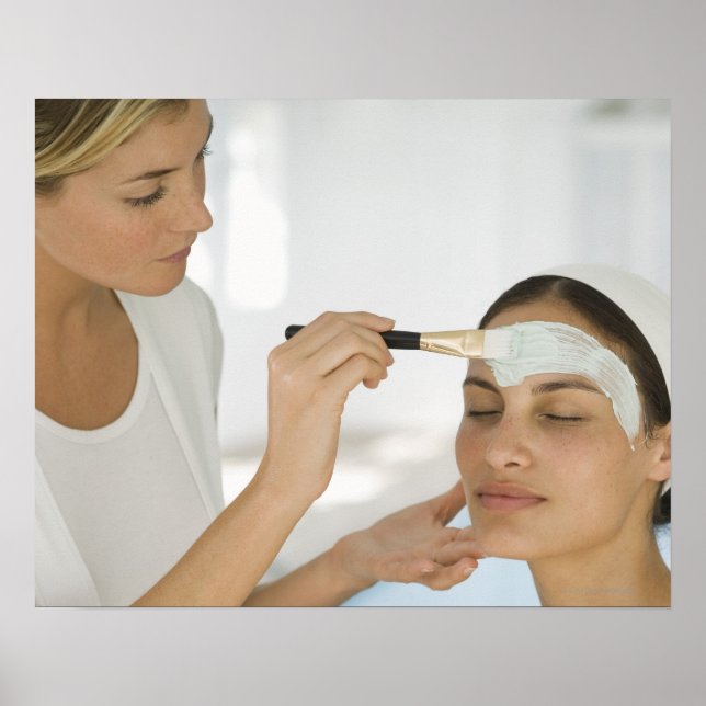 Póster Woman getting beauty mud mask (Frente)