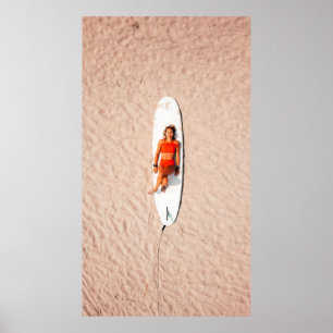 Póster Woman lying on the surfboard