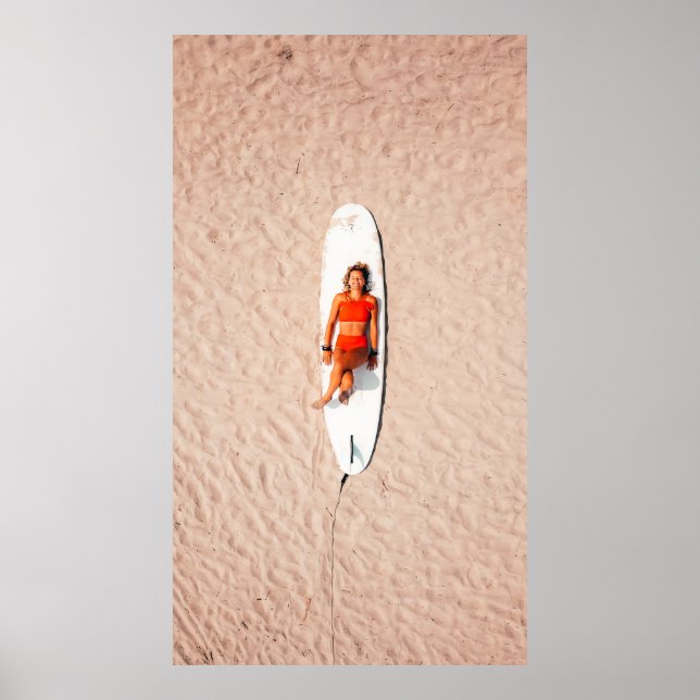 Póster Woman lying on the surfboard (Frente)