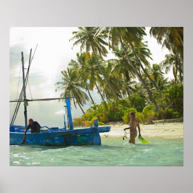 Póster Woman on small traditional fishing boat, (Frente)