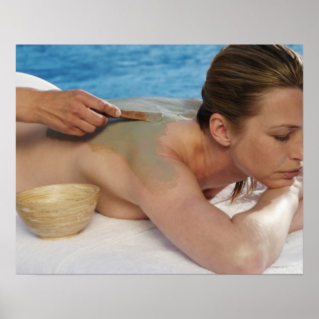 Póster Woman receiving spa treatment, side view, close (Frente)