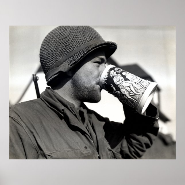 Póster WWII Soldado norteamericano bebe cerveza (Frente)