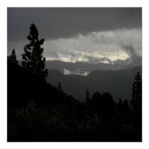 Póster Y la tormenta continúa...