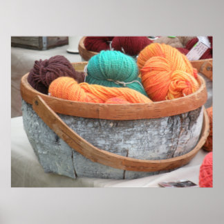 Póster Yarn en cesta de corteza de abedul