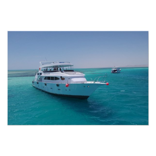 Póster Yate blanco cerca de la Isla Blanca en el Mar Rojo (Anverso)