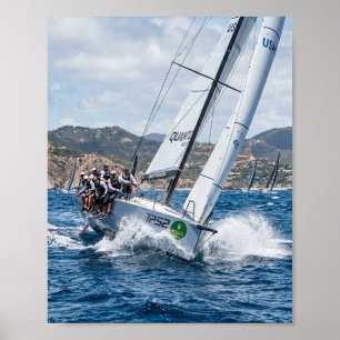 Póster Yate de vela de competición corriendo olas del océ