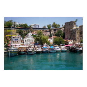 Póster Yates de crucero cerca del puerto de Antalya