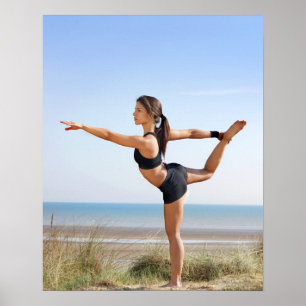 Póster Yoga practicante de la mujer en la playa