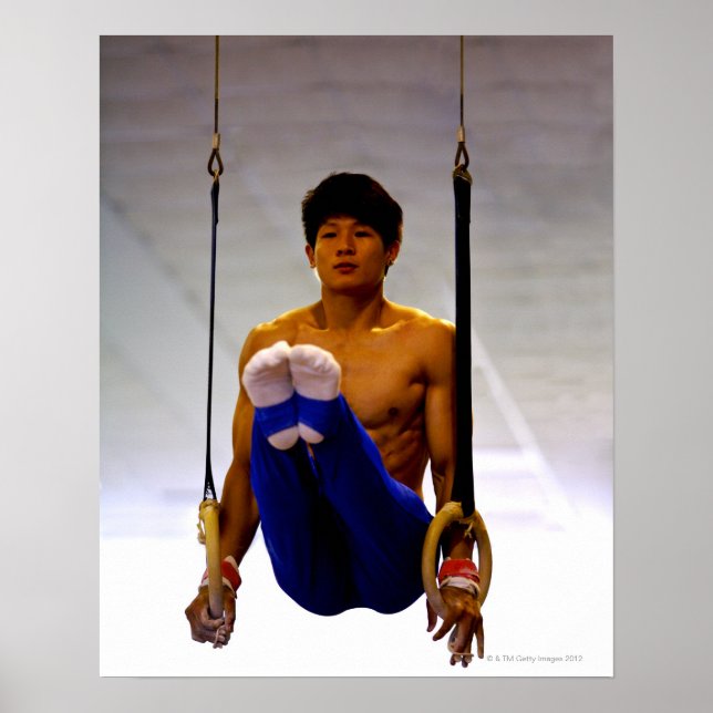 Póster Young man practicing gymnastic rings (Frente)