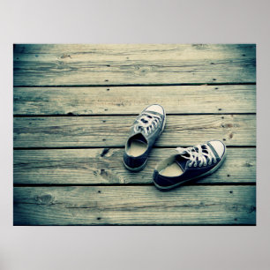 PÓSTER ZAPATILLAS EN UN MUELLE