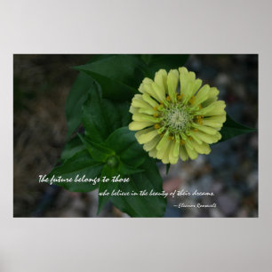 Póster Zinnia amarillo con cita de Eleanor Roosevelt