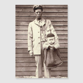 Postman uniformado con bebé en bolsa