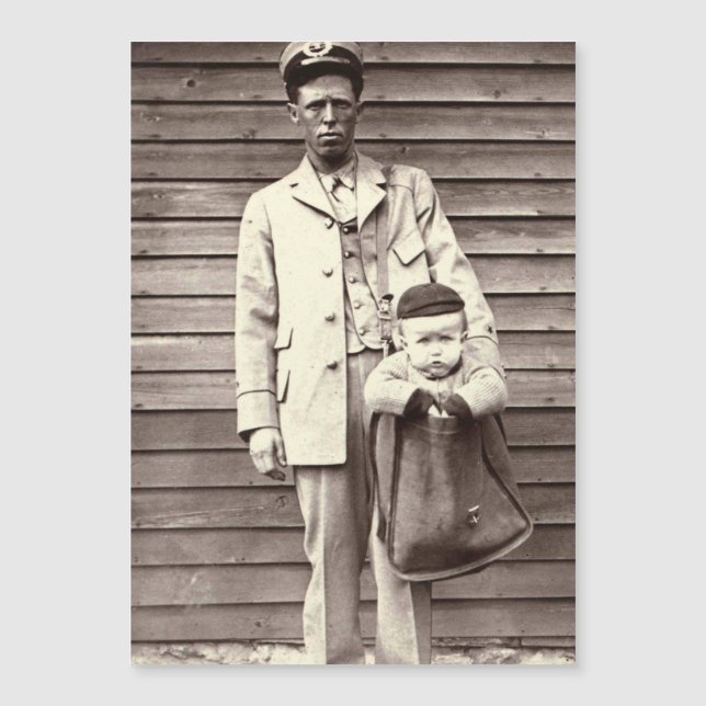 Postman uniformado con bebé en bolsa (Anverso)