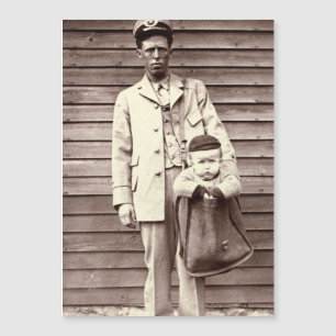 Postman uniformado con bebé en maletín