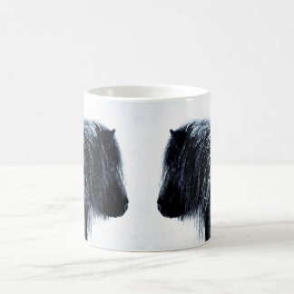 Potros de Shetland en taza del invierno