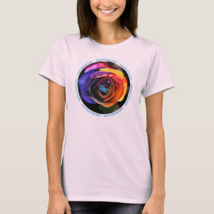 Practicar surf la camiseta subió arco iris