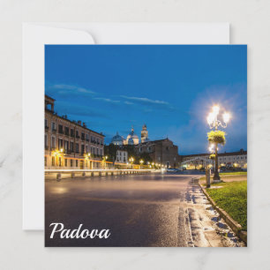 Prato della Valle por la noche en Padova, Italia
