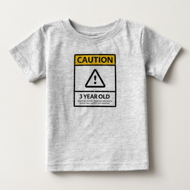 PRECAUCIÓN 3ro camiseta del bebé del cumpleaños de (Anverso)