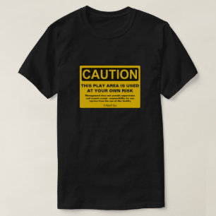 Precaución: Área de juego - Una camiseta del señor