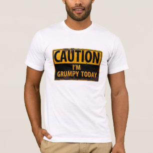 "PRECAUCIÓN, hoy estoy mal", camiseta destruida
