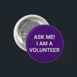 Pregúntame si soy un botón de pin blanco púrpura v<br><div class="desc">Voluntario,  Pregúntame soy voluntario,  púrpura y blanco simple y elegante botón pin minimalista estilo elegante Personalizable texto,  crear tu propio</div>