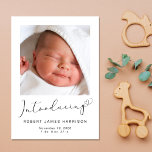 Presentación de Fotos Anuncio de Nacimiento Infant<br><div class="desc">Un simple y lindo anuncio de nacimiento de bebé neutral de género. La parte delantera incluye la foto del recién nacido, el nombre completo, la fecha de llegada y las estadísticas de nacimiento, y "Introducing" escrito en un guión elegante que termina con un corazón florecido. En el reverso de la...</div>