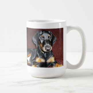 Presentación de la taza del perrito del Pinscher