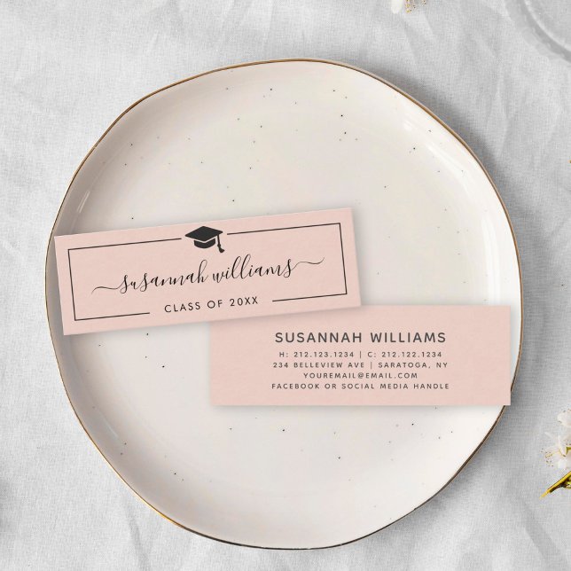 Presentación Tarjeta de graduación | Tarjeta de inserción de Ro (A graduation-themed place card on a white plate featuring elegant script reading "Susannah Williams,)