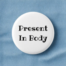 Presente en cuerpo divertido botón de pinback de o