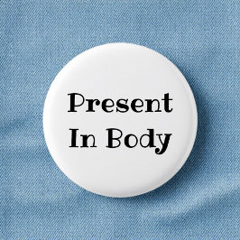 Presente en cuerpo divertido botón de pinback de o
