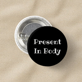Presente en cuerpo divertido botón de pinback de o